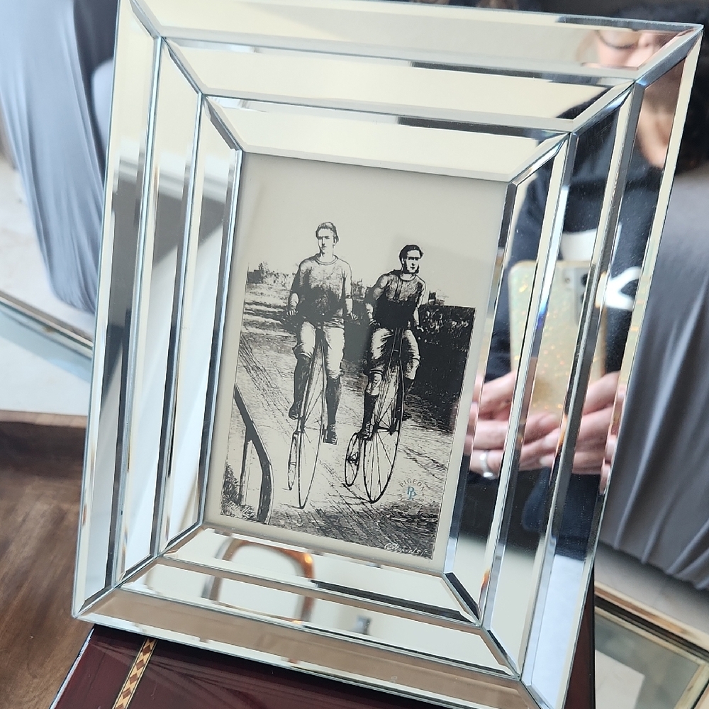 Elegant Silver Mirrored Picture Frame